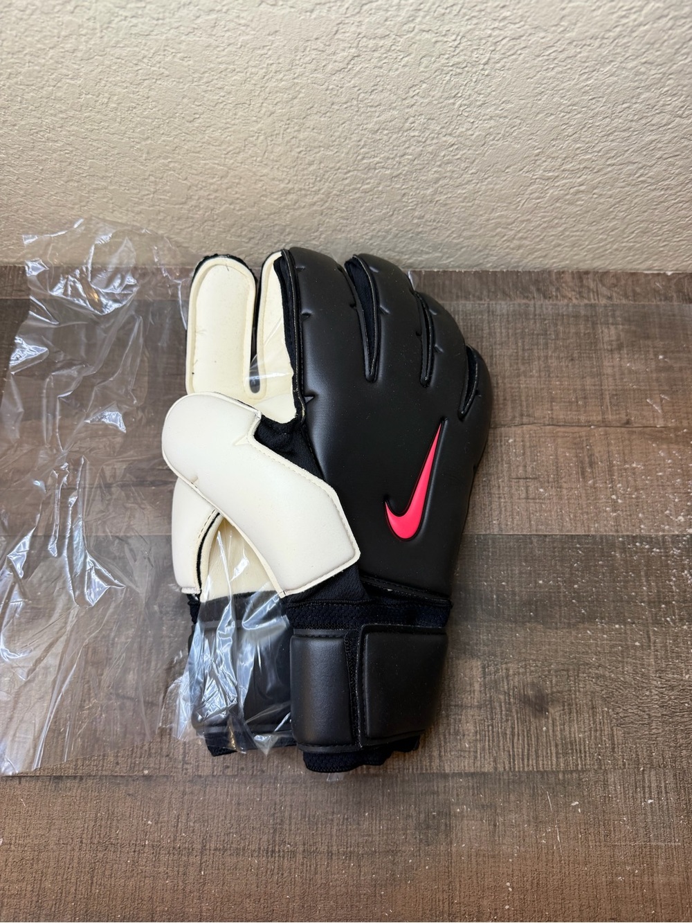 Nike Premier No SGT Promo Goalkeeper Gloves.
- Size 8 Men.